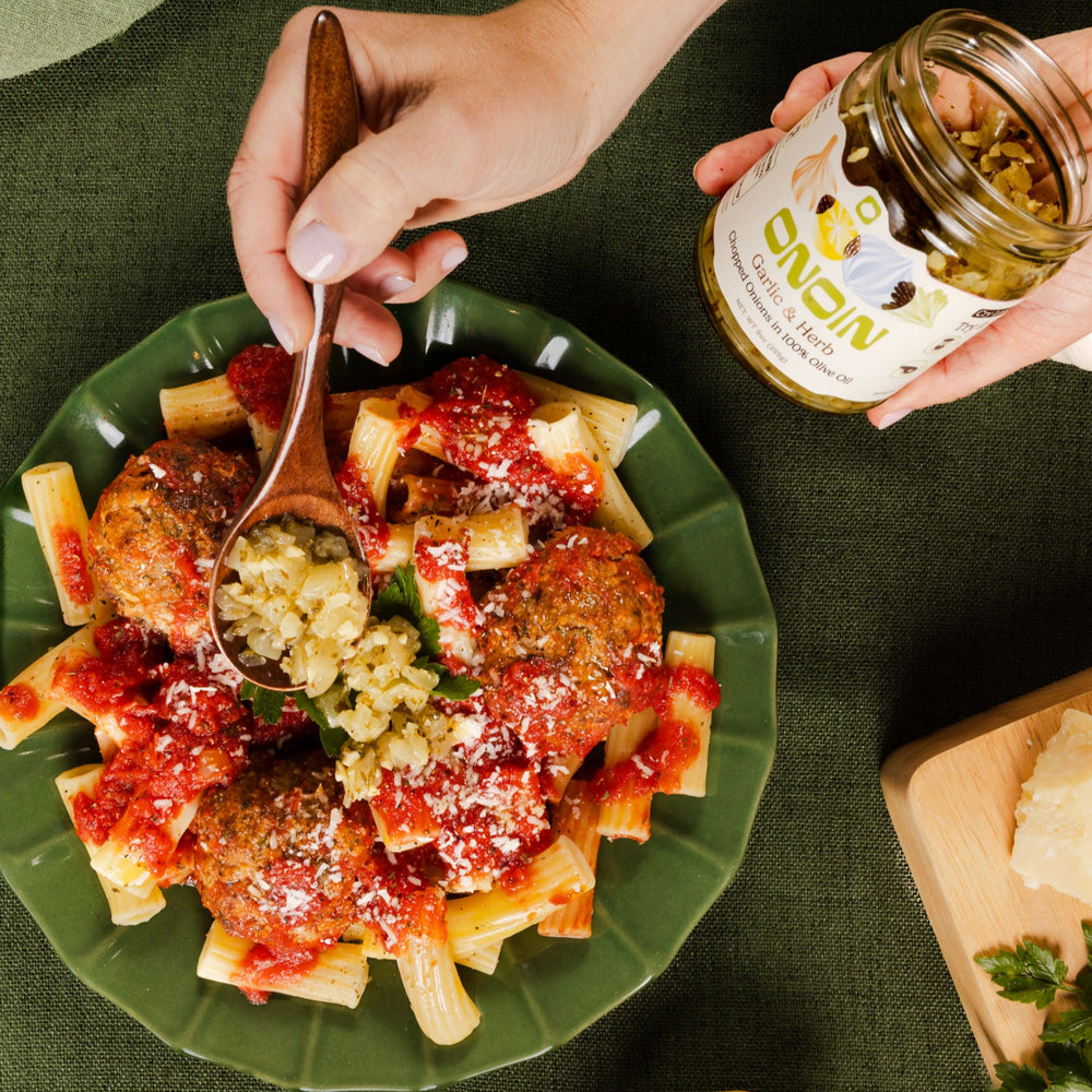 Pasta with meatballs and onoin